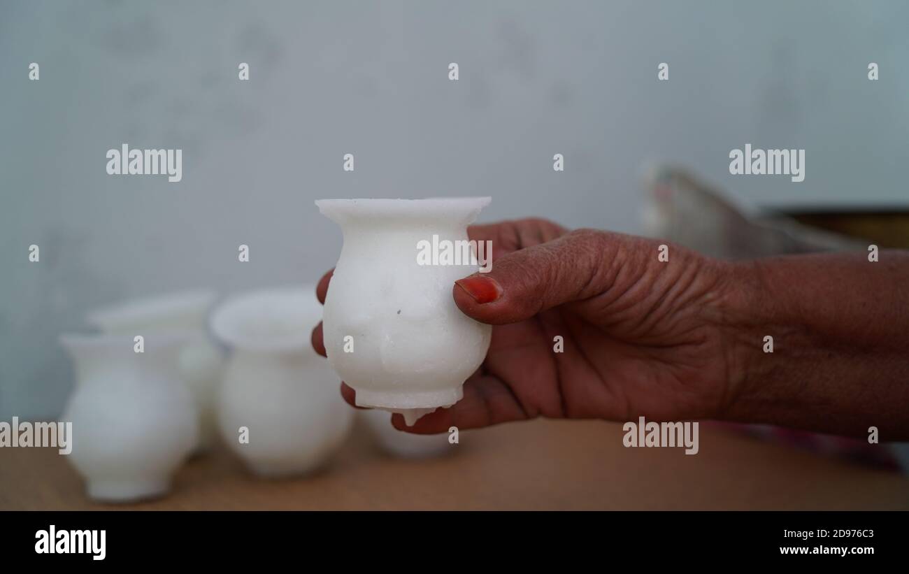 Zucchero Karwa e giocattoli di zucchero per il festival di karwachauth, la cultura indiana, felice Karwa Chaumh festival, un giorno festeggiato da donne indù da così Foto Stock