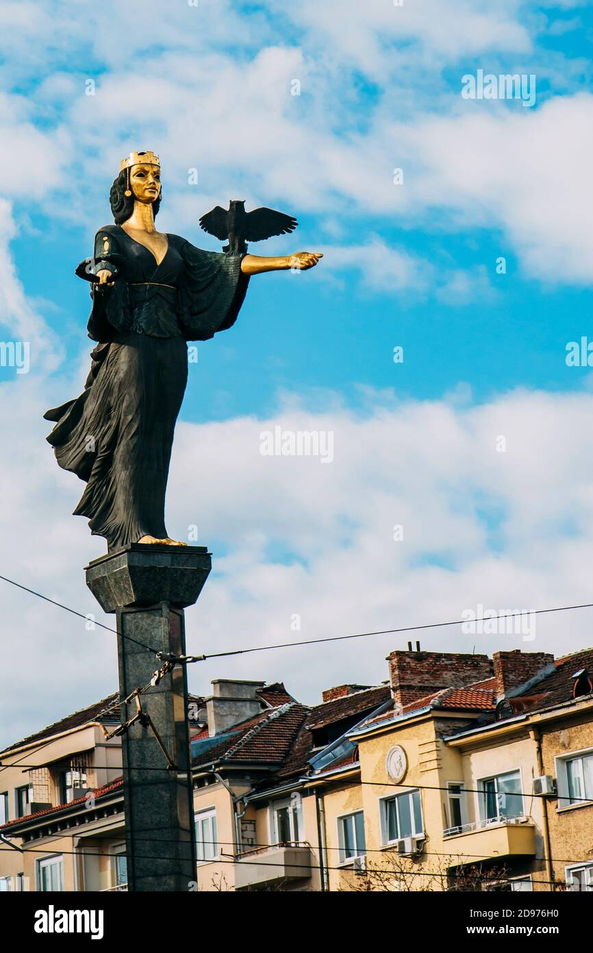 Santa Sofia (Sophia) monumento a Sofia, Bulgaria. Monumento e punto di riferimento della città. Una statua di donna in bronzo e oro. Foto Stock