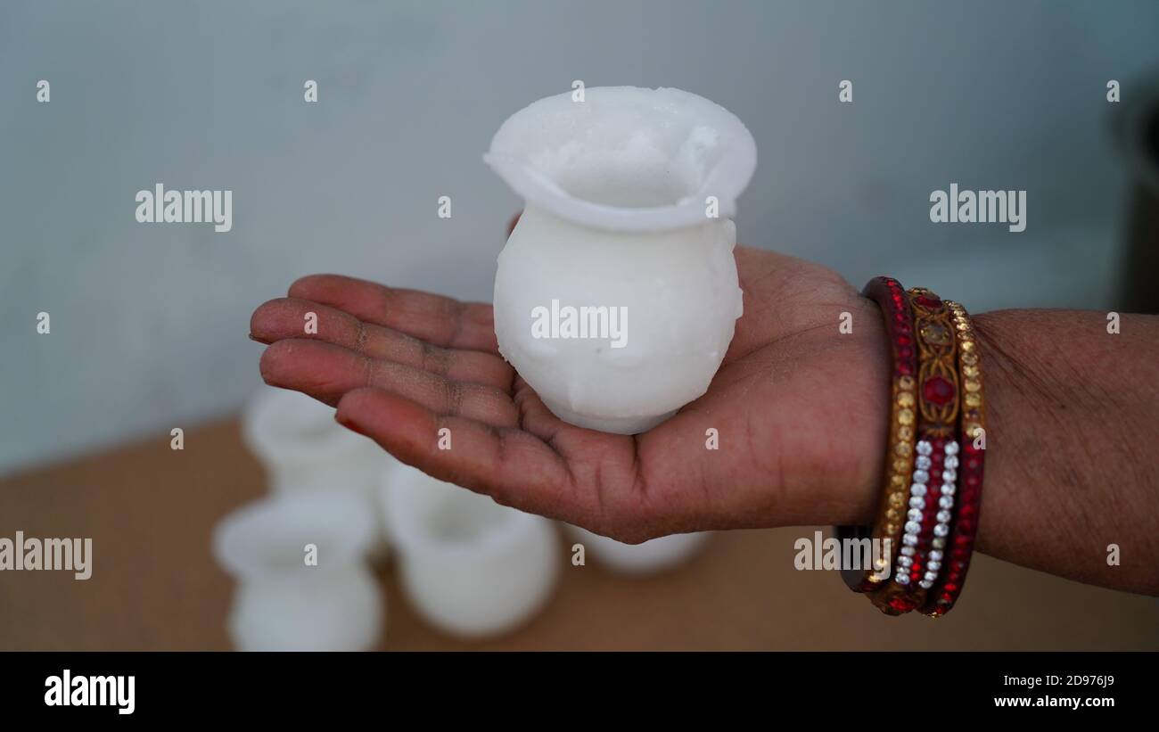 Zucchero Karwa e giocattoli di zucchero per il festival di karwachauth, la cultura indiana, felice Karwa Chaumh festival, indù sposato festival rituale di Karwa Cahuth Foto Stock