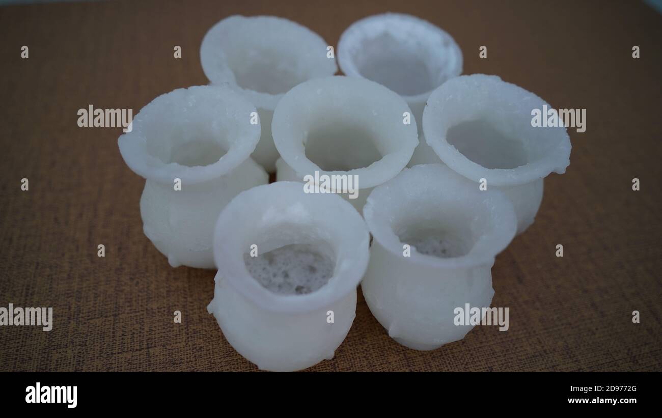 Zucchero Karwa e giocattoli di zucchero per il festival di karwachauth, la cultura indiana, felice Karwa Chaumh festival, un giorno festeggiato da donne indù da così Foto Stock