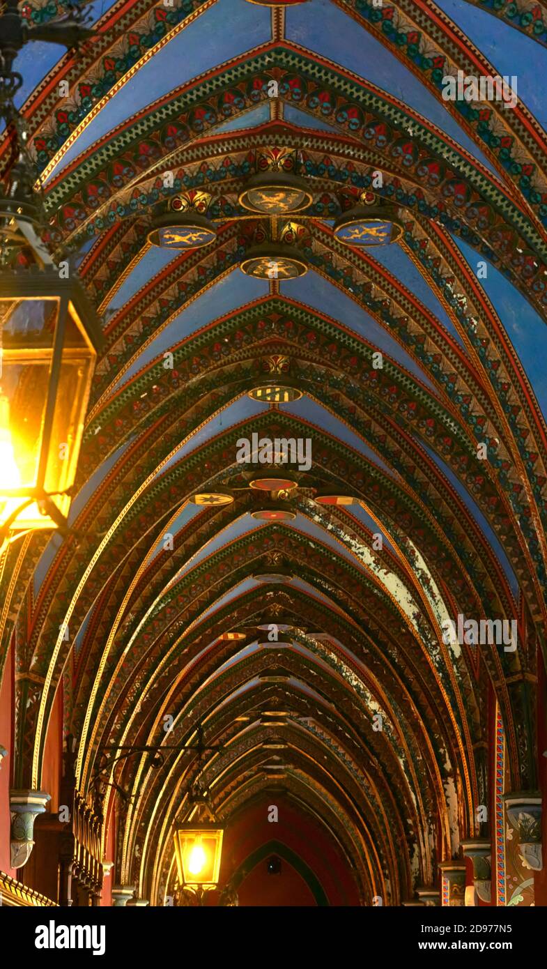 Hannover, Germania, 27 agosto 2020: Soffitto ad arco decorato in un corridoio di un castello storico Foto Stock