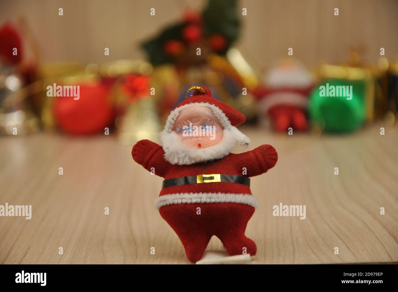 Babbo Natale, in primo piano, in miniatura, fatta a mano, artigianato, Con regali sullo sfondo, sfondo sfocato, copia spazio, Brasile, Sud America Foto Stock