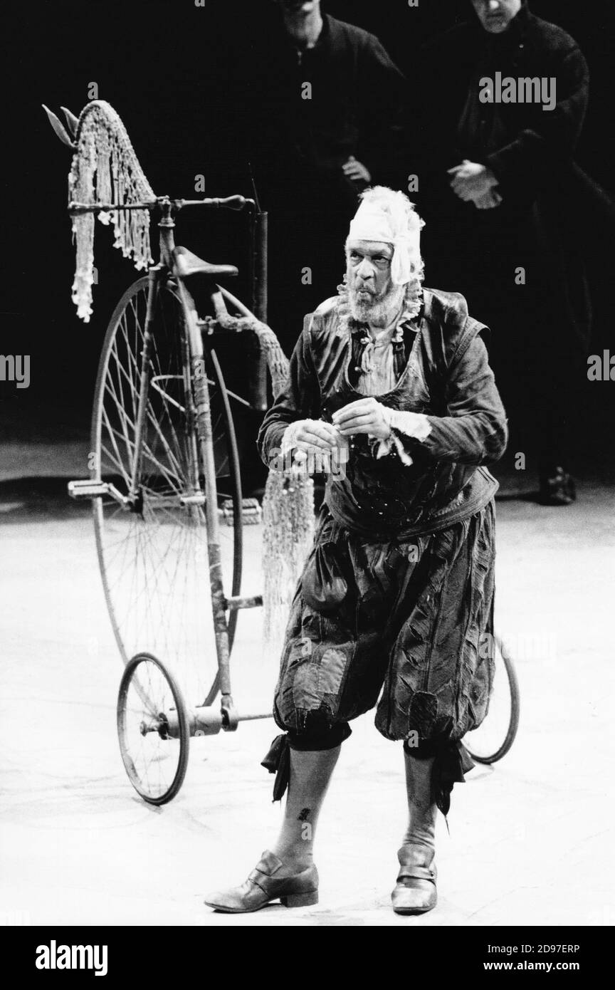 Paul Scofield (Don Chisciotte de la Mancha) in DON CHISCIOTTE di Keith Dewhurst, dopo Cervantes al Teatro Olivier, National Theatre (NT), Londra SE1 18/06/1982 scenografia: William Dudley Costumi: Deirdre Clancy illuminazione: William Bundy regista: Bill Bryden Foto Stock Paul Scofield (Don Chisciotte de la Mancha) in DON CHISCIOTTE di Keith Dewhurst, dopo Cervantes al Teatro Olivier, National Theatre (NT), Londra SE1 18/06/1982 scenografia: William Dudley Costumi: Deirdre Clancy illuminazione: William Bundy regista: Bill Bryden Foto Stock