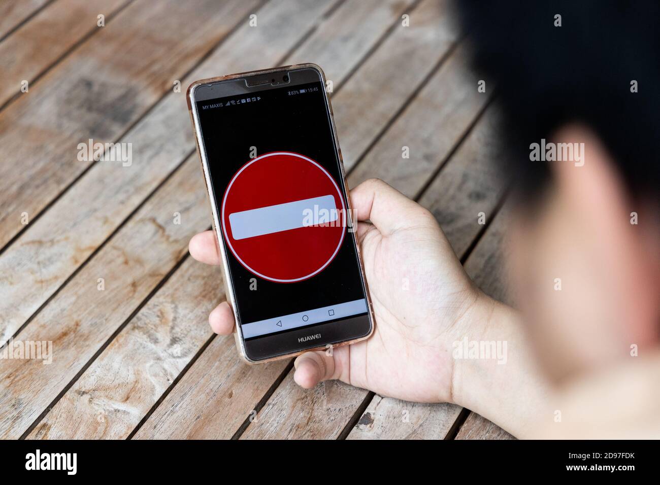 Persona che tiene il telefono Huawei Mate senza cartello d'ingresso. Le aziende americane hanno cominciato a limitare le vendite a Huawei cinese di telecomunicazioni Foto Stock