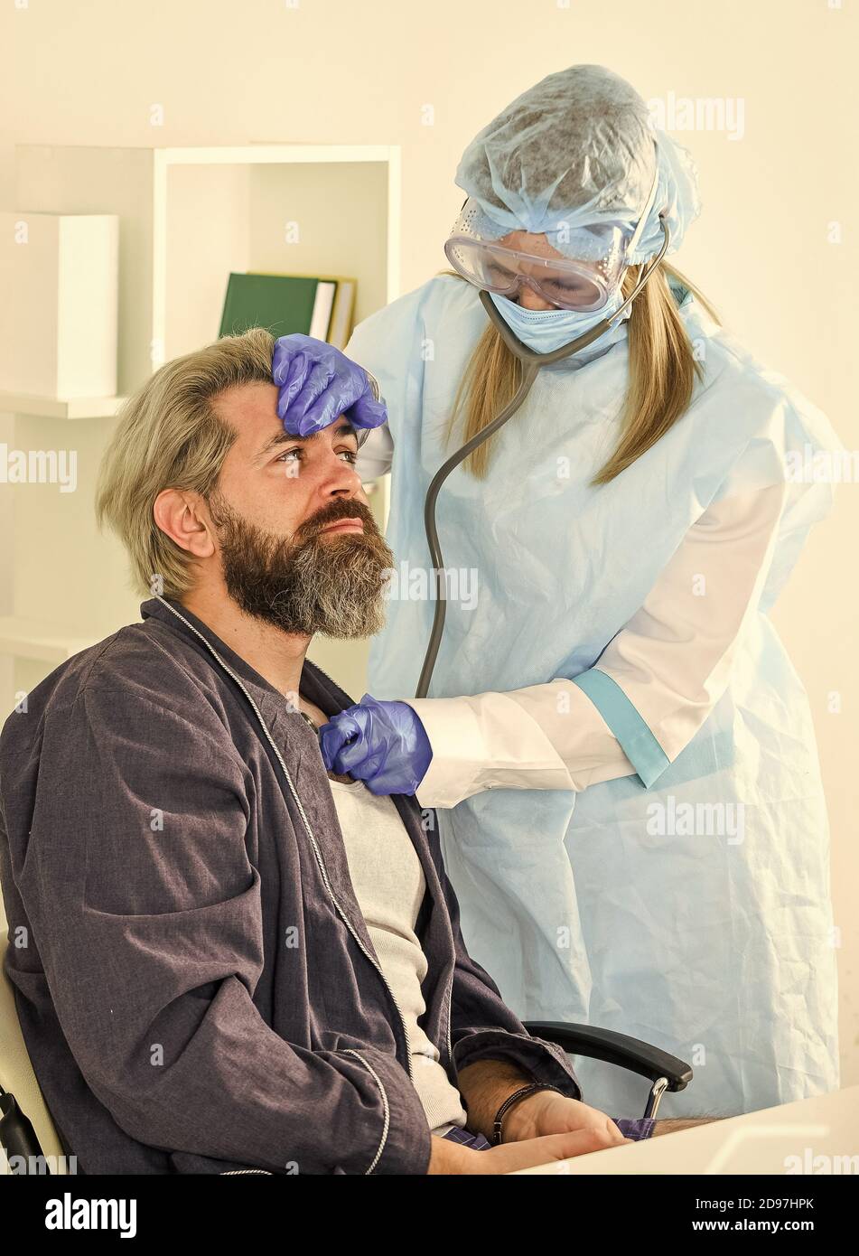 concetto di emergenza. infermiere con paziente. quarantena coronavirus. chiamare il medico a casa. I pericoli respiratori sono comuni sul posto di lavoro. Uomo che lavora a distanza a casa. Senza contatto personale. Foto Stock