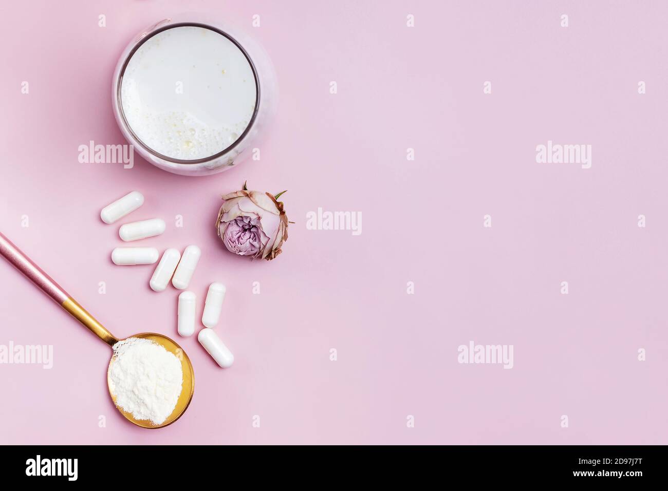 Prodotti di collagene su sfondo rosa Foto Stock