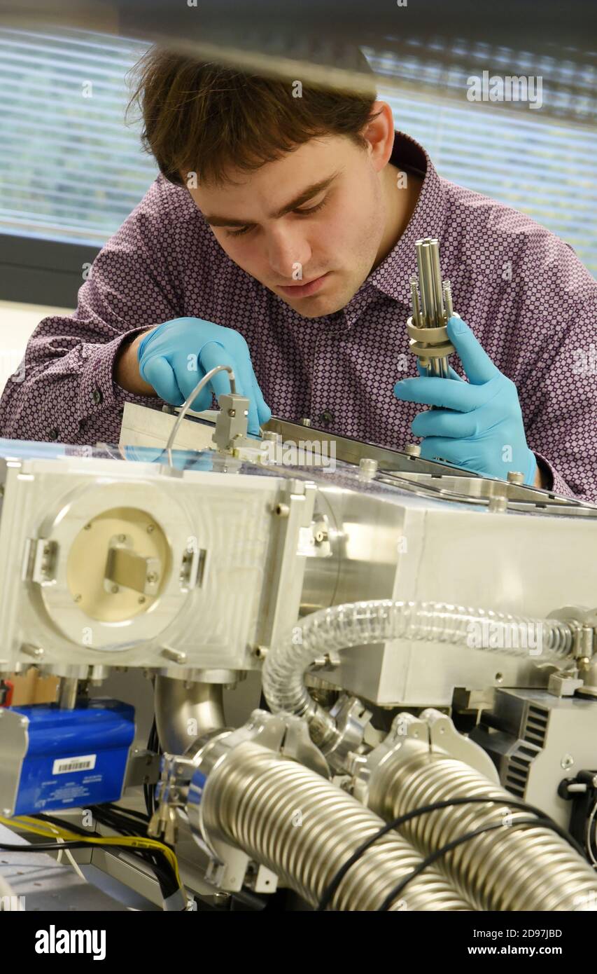 20 ottobre 2020, Sassonia, Lipsia: Al Wilhelm Ostwald Institute for Physical and Theoretical Chemistry dell'Università di Lipsia, il chimico Dr. Jonas Warneke, di 33 anni, sta lavorando a uno strumento di deposizione ionica per depositare ioni gassosi sulle superfici. Dall'inizio del 2020, l'eccezionale giovane ricercatore lavora con un gruppo di giovani scienziati come "spirito libero" all'università. Il gruppo è alla ricerca di modi per creare strutture molecolari personalizzate che la chimica classica non è in grado di fornire. Ciò potrebbe essere utilizzato, per esempio, per sviluppare farmaci contro il cancro o per procu Foto Stock