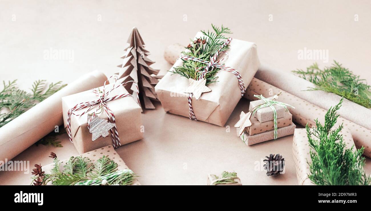 Natale zero rifiuti concetto. Alcuni regali intimi avvolti in carta artigianale. Banner eco natale Foto Stock