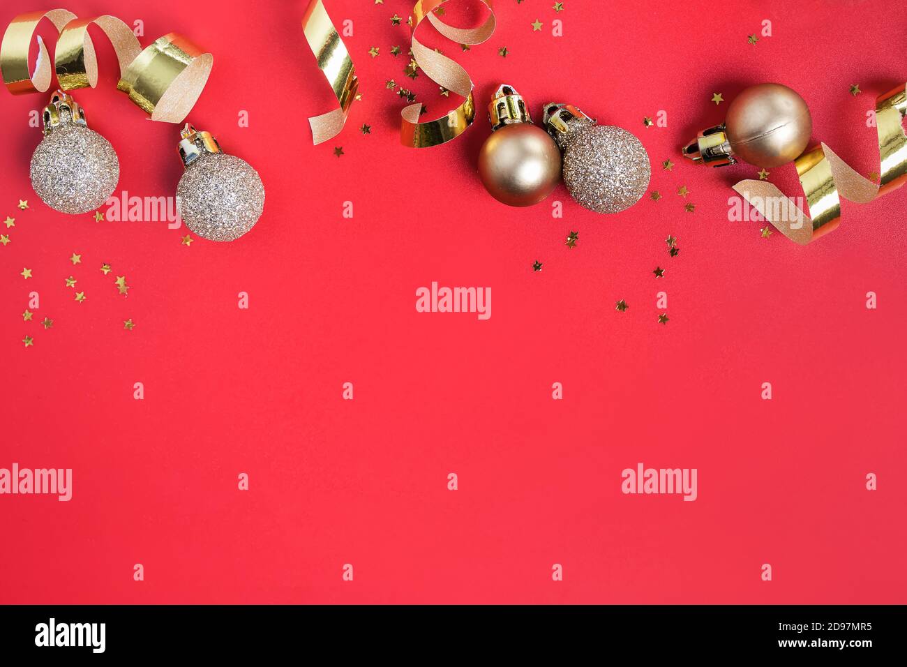 Decorazioni natalizie di colore dorato, baubles e confetti a forma di stella Foto Stock