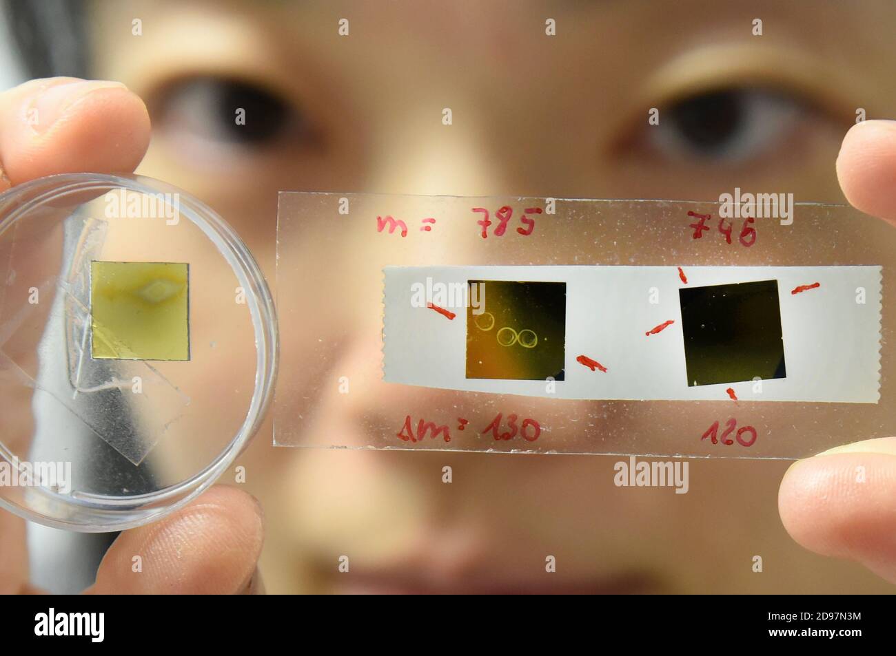 20 ottobre 2020, Sassonia, Lipsia: Al Wilhelm-Ostwald-Institute for Physical and Theoretical Chemistry dell'Università di Lipsia, il chimico Ziyan Warneke del gruppo di ricerca junior del chimico Dr. Jonas Warneke controlla gli strati di materiale depositato sulle superfici. Dall'inizio del 2020, l'eccezionale giovane ricercatore lavora con un gruppo di giovani ricercatori come "spirito libero" all'università. Il gruppo è alla ricerca di modi per creare strutture molecolari su misura che la chimica classica non è in grado di fare. Questo potrebbe essere utilizzato, per esempio, per sviluppare farmaci contro il cancro o per prod Foto Stock