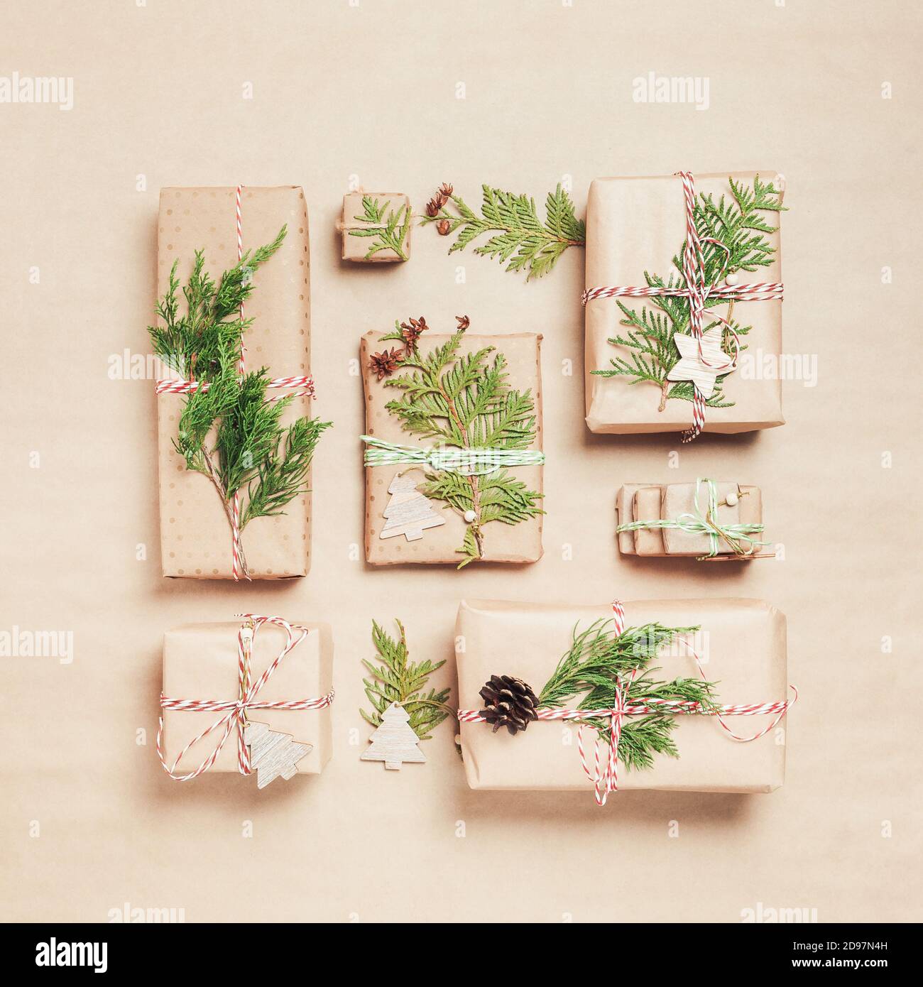 Alcuni bei regali di Natale avvolti in carta artigianale disposto su sfondo kraft, vista dall'alto Foto Stock