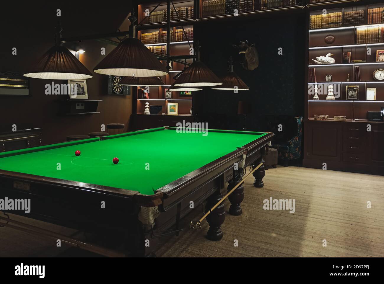 Un tavolo da biliardo/snooker di dimensioni standard in un classico salotto con sala giochi Foto Stock