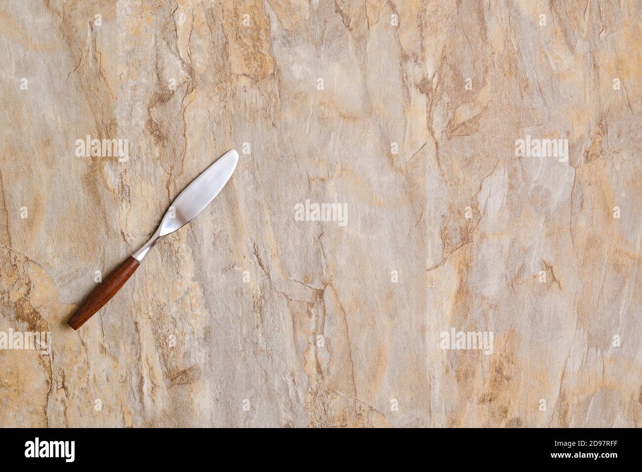 coltello di spalmatura su una superficie di legno vuota Foto Stock