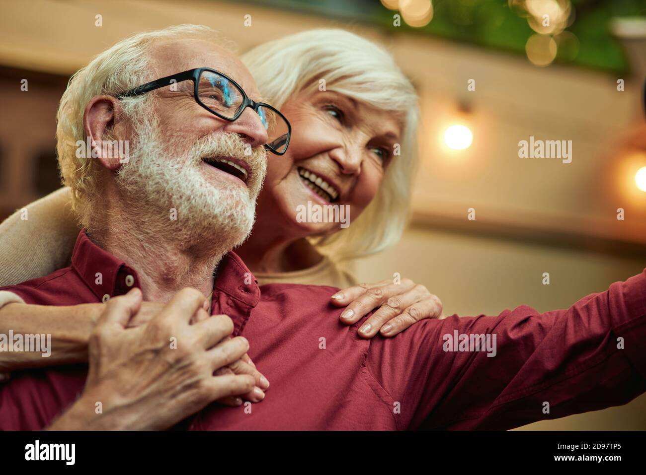 Sorridente coppia sposata anziana che tiene le mani mentre fa selfie insieme nella sera all'aperto. Concetto di stile di vita Foto Stock