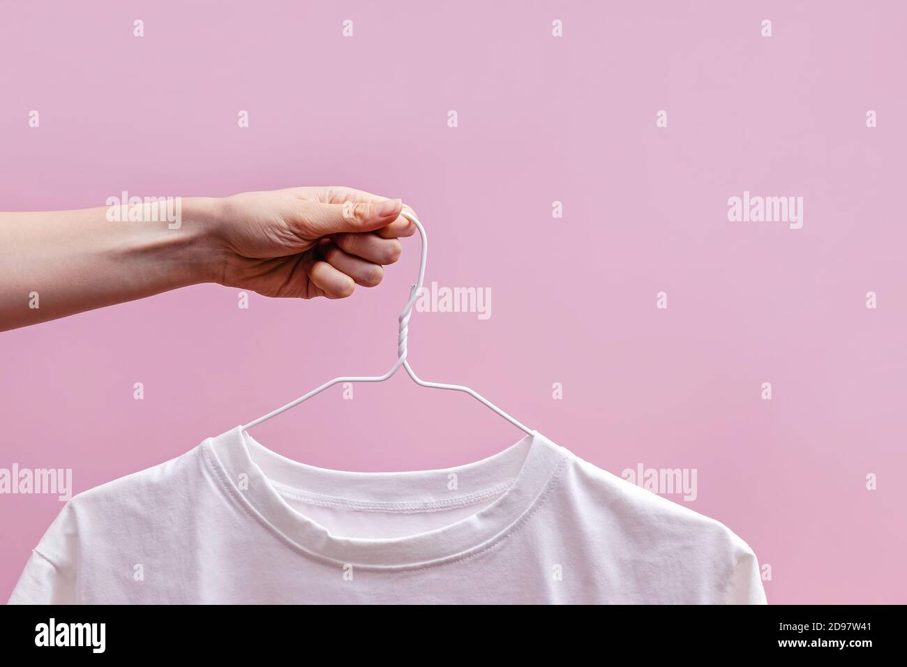 Immagine ritagliata di appendiabiti femminile con t-shirt bianca Foto Stock