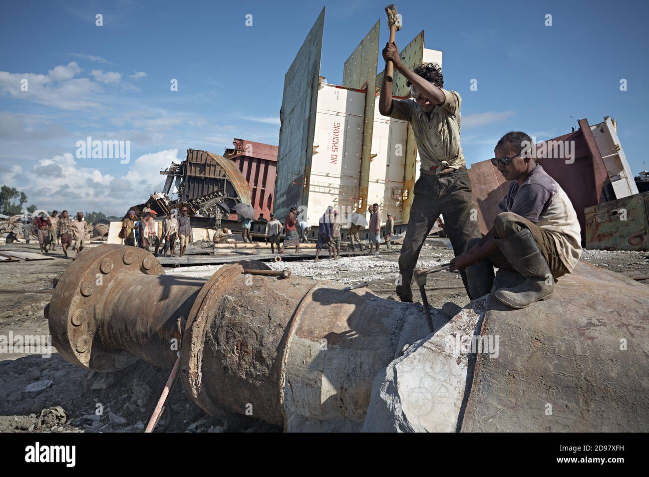 Chittagong, Bangladesh, luglio 2009. Uomini al lavoro che demolono le navi a mano. Foto Stock