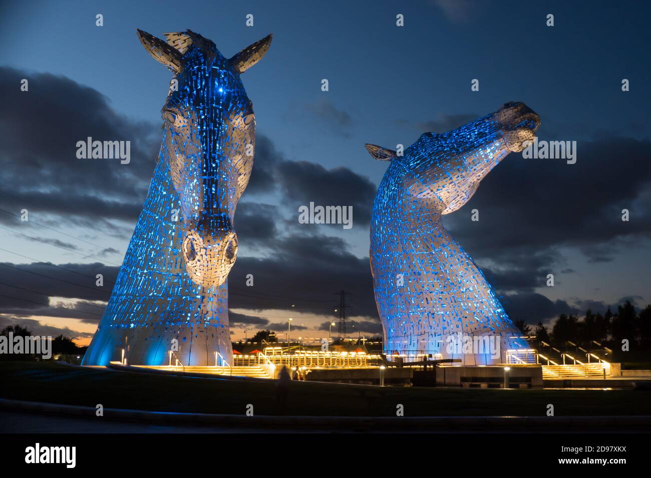 La bella installazione artistica Kelpies illuminata di notte. Falkirk Scozia. Creato dall'artista di Glasgow Andy Scott Foto Stock