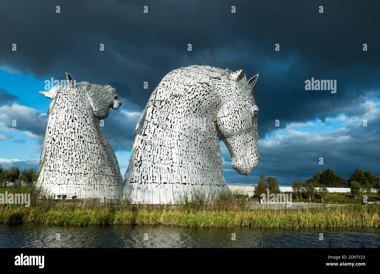 Il Kelpies Installazione di Arte pubblica e attrazioni turistiche. Enormi sculture in acciaio create dall'artista Andy Scott Stand by the Forth & Clyde Canal Foto Stock