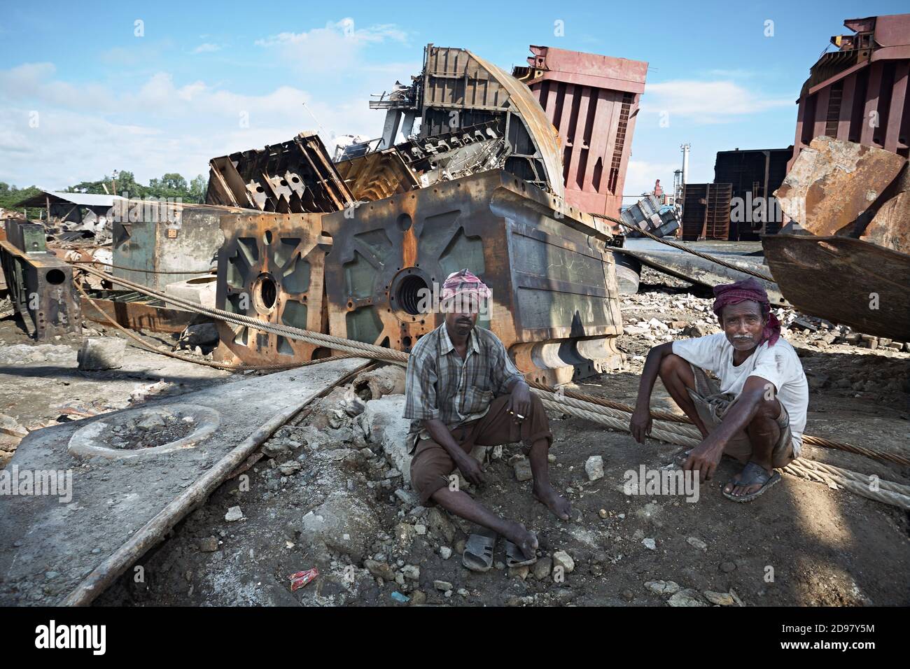 Chittagong, Bangladesh, luglio 2009. Uomini al lavoro che demolono le navi a mano. Foto Stock