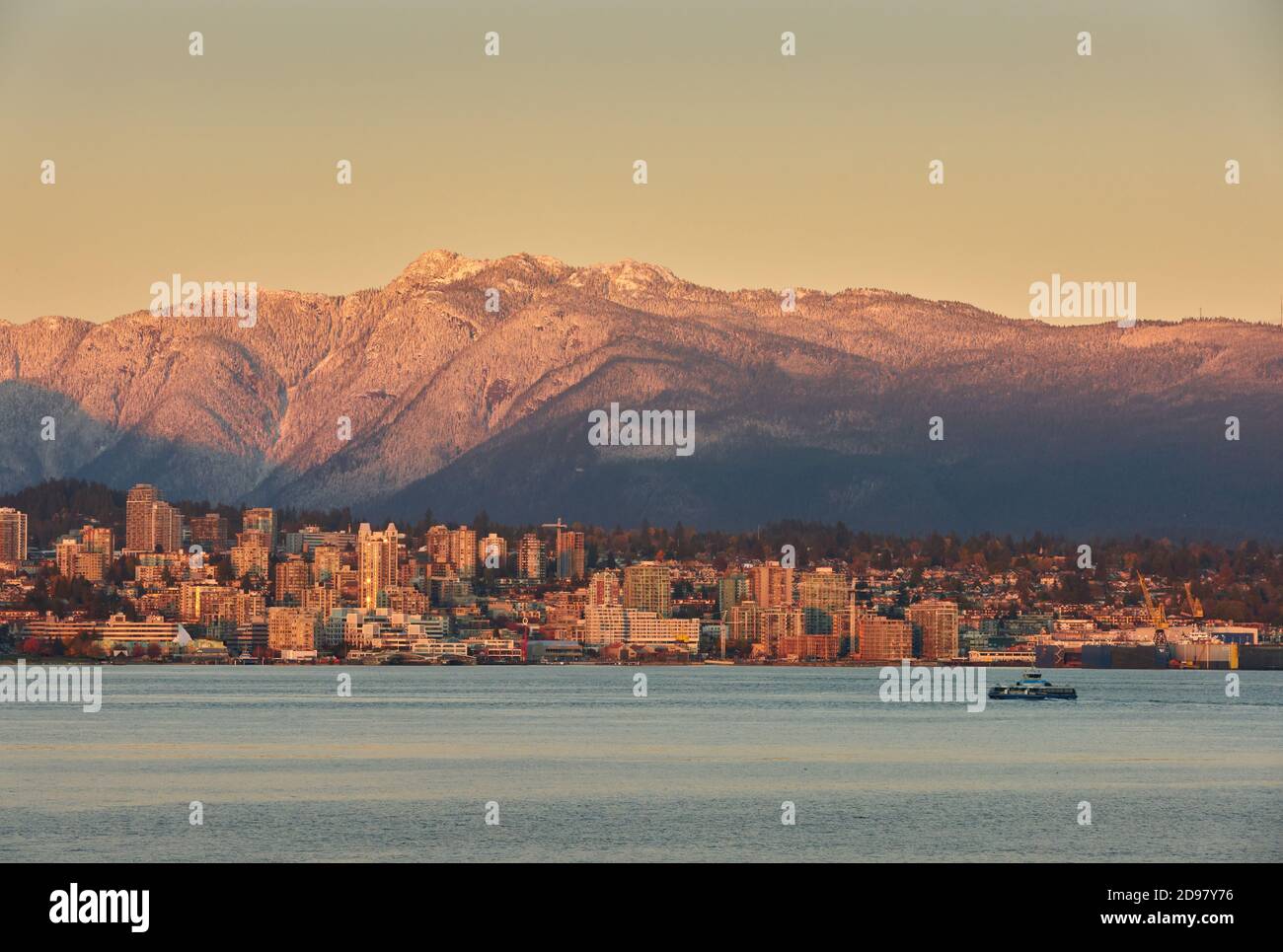 North Vancouver Burrard Inlet Dusk. Ultima luce sulle montagne e Vancouver Nord attraverso Burrard Inlet. Vancouver, British Columbia. Foto Stock