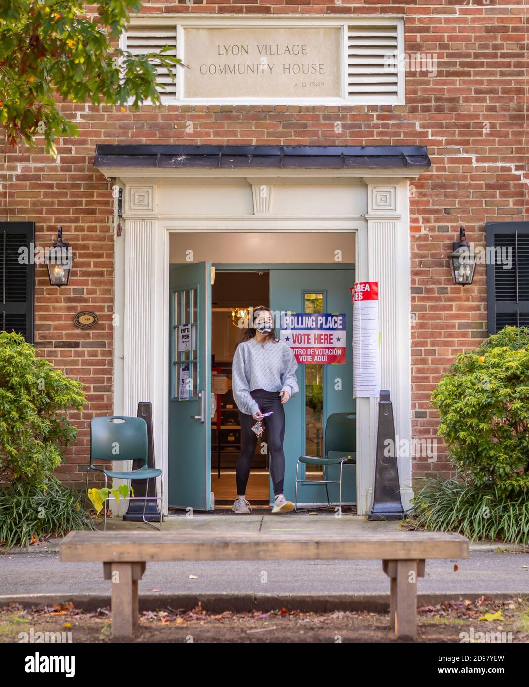 ARLINGTON, VIRGINIA, USA, 3 NOVEMBRE 2020 - la donna esce dai seggi elettorali durante il giorno delle elezioni presidenziali nel nord della Virginia. Credit: ©Rob Crandall/Alamy Live News Foto Stock