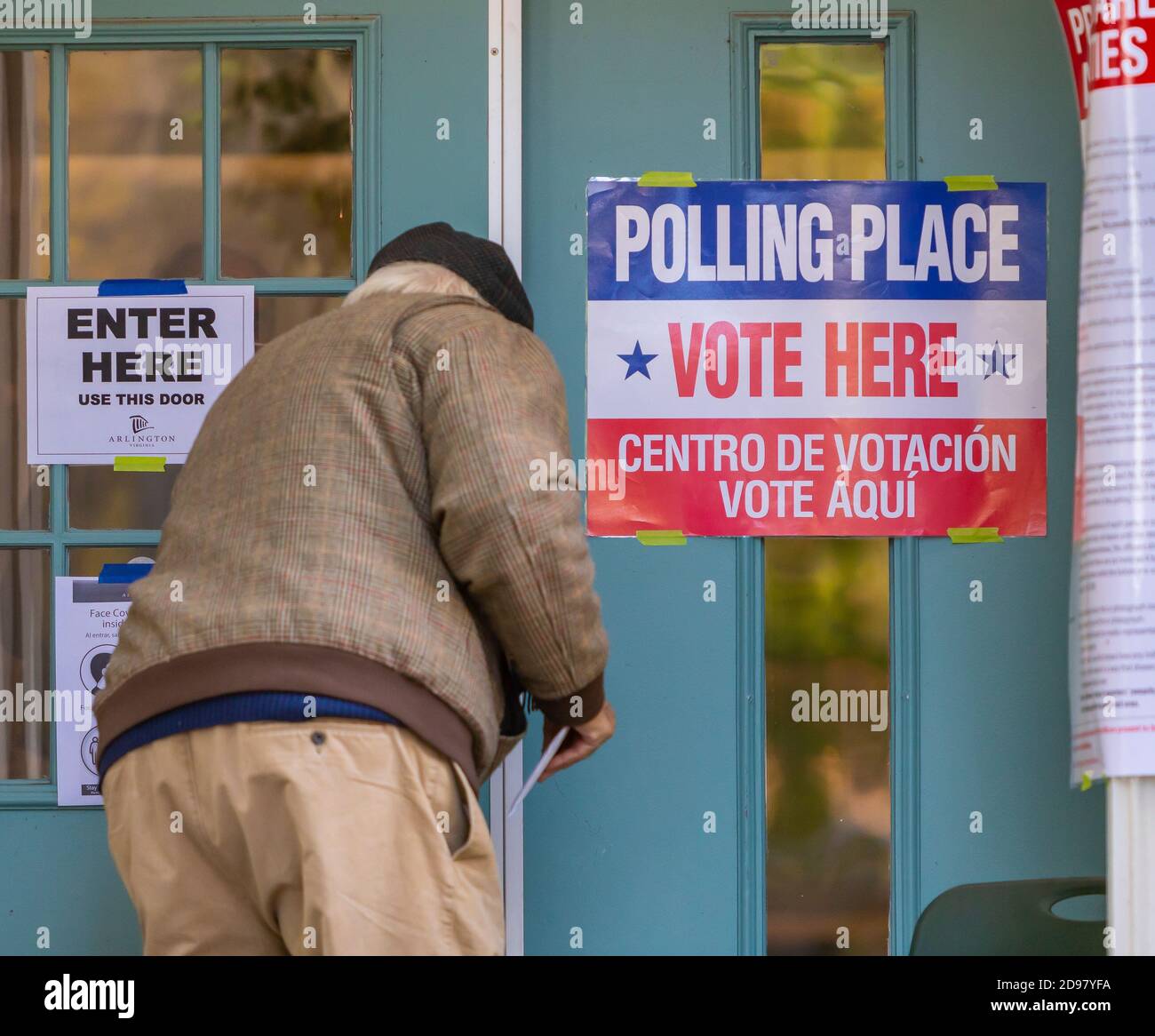 ARLINGTON, VIRGINIA, USA, 3 NOVEMBRE 2020 - l'uomo entra nei seggi elettorali durante il giorno delle elezioni presidenziali nel nord della Virginia. Credit: ©Rob Crandall/Alamy Live News Foto Stock