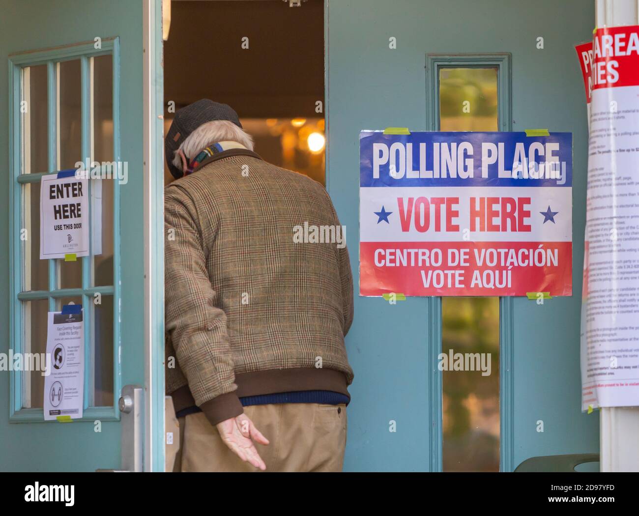 ARLINGTON, VIRGINIA, USA, 3 NOVEMBRE 2020 - l'uomo entra nei seggi elettorali durante il giorno delle elezioni presidenziali nel nord della Virginia. Credit: ©Rob Crandall/Alamy Live News Foto Stock