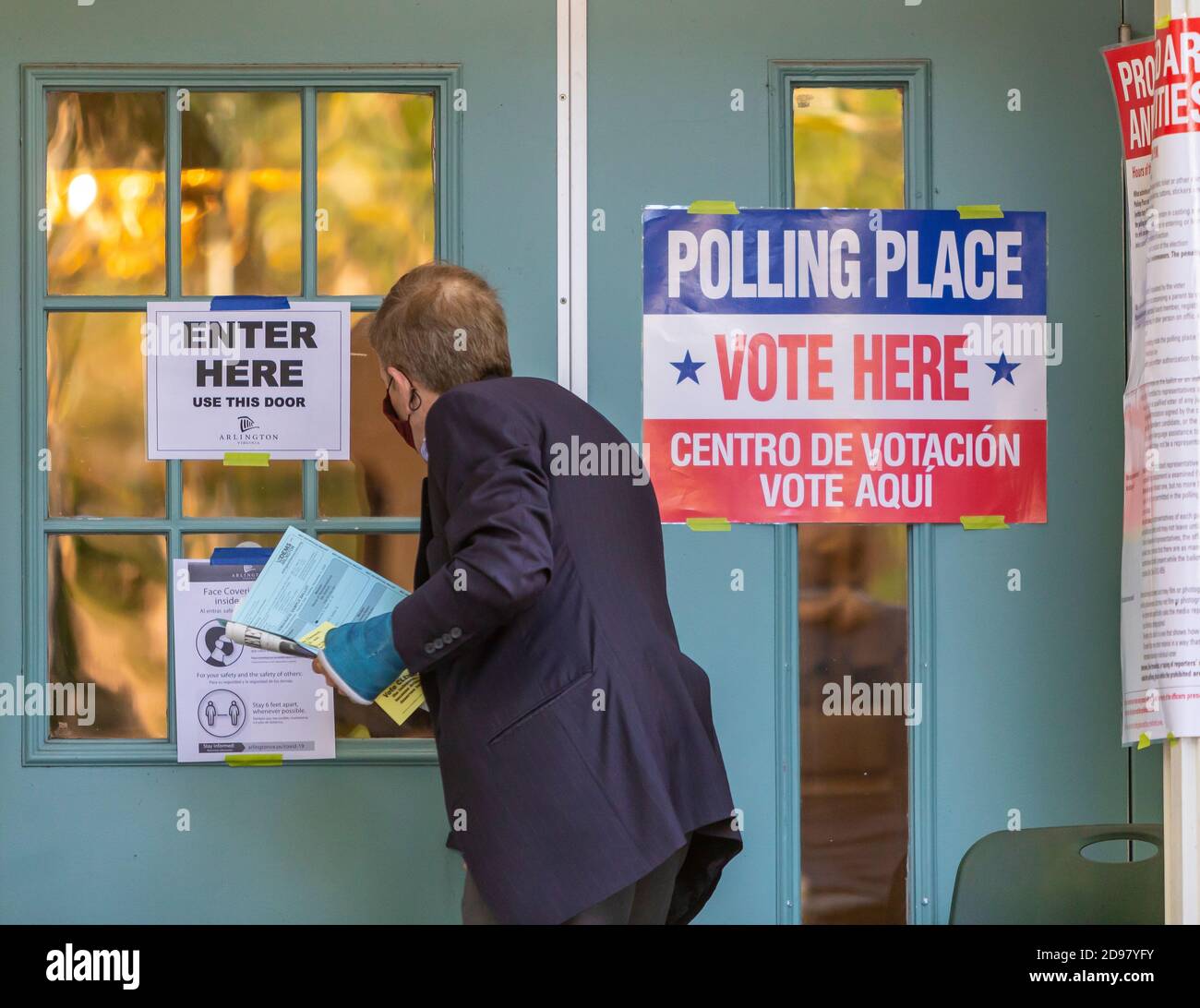 ARLINGTON, VIRGINIA, USA, 3 NOVEMBRE 2020 - l'uomo entra nei seggi elettorali durante il giorno delle elezioni presidenziali nel nord della Virginia. Credit: ©Rob Crandall/Alamy Live News Foto Stock