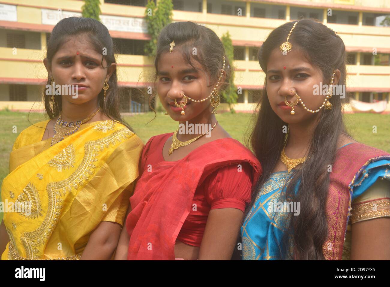 Tre ragazze bengalesi adolescenti che indossano saree e gioielli come anelli di naso orecchini collana maang tika con lunghi capelli neri, messa a fuoco selettiva Foto Stock