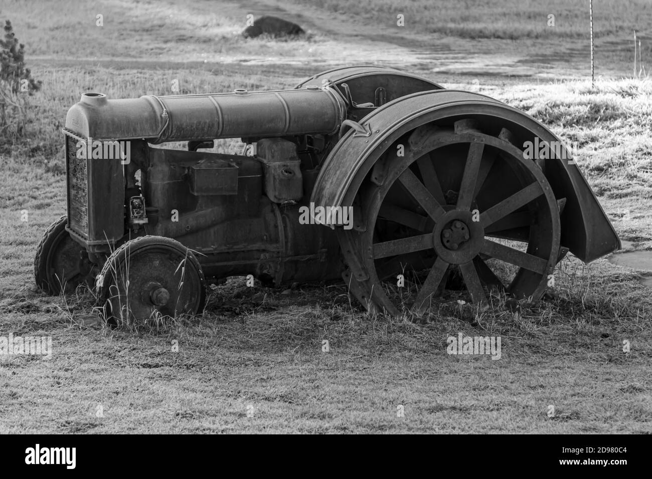 Antico trattore agricolo con ruote in acciaio Foto Stock