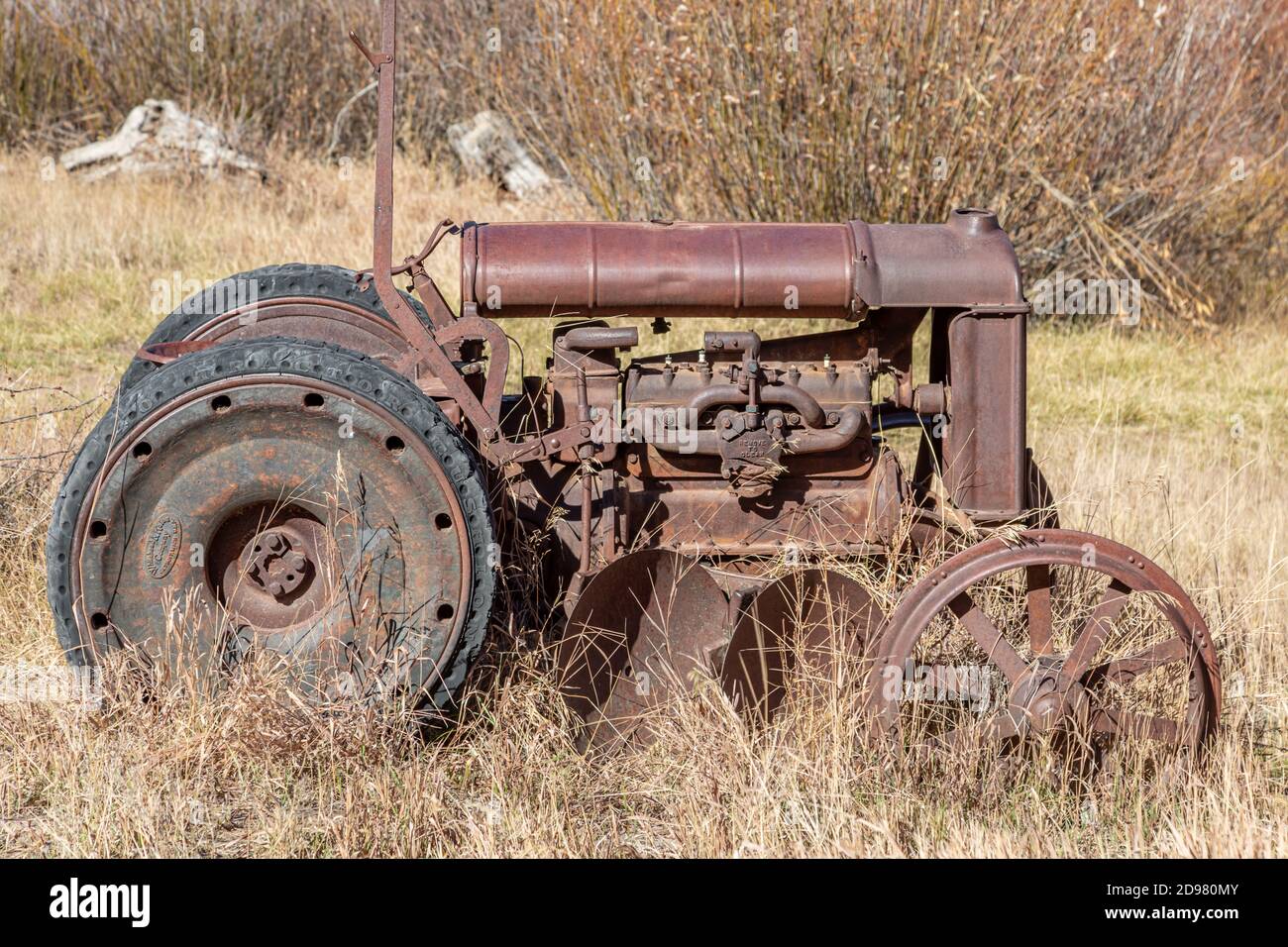 Un vecchio trattore agricolo abbandonato in Colorado Foto Stock
