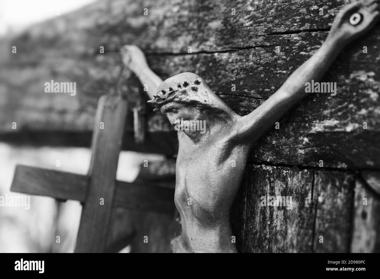 Immagine bianca e nera la Crocifissione di Cristo. La collina delle croci è un monumento unico di storia e di arte popolare religiosa a Siauliai, Lituania. Nero A. Foto Stock