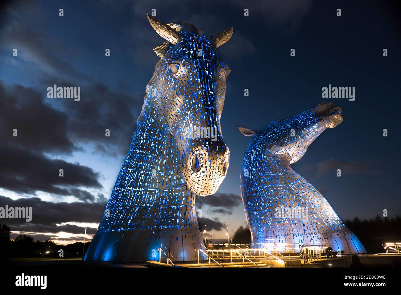 La bella installazione artistica Kelpies illuminata di notte. Falkirk Scozia. Creato dall'artista di Glasgow Andy Scott Foto Stock