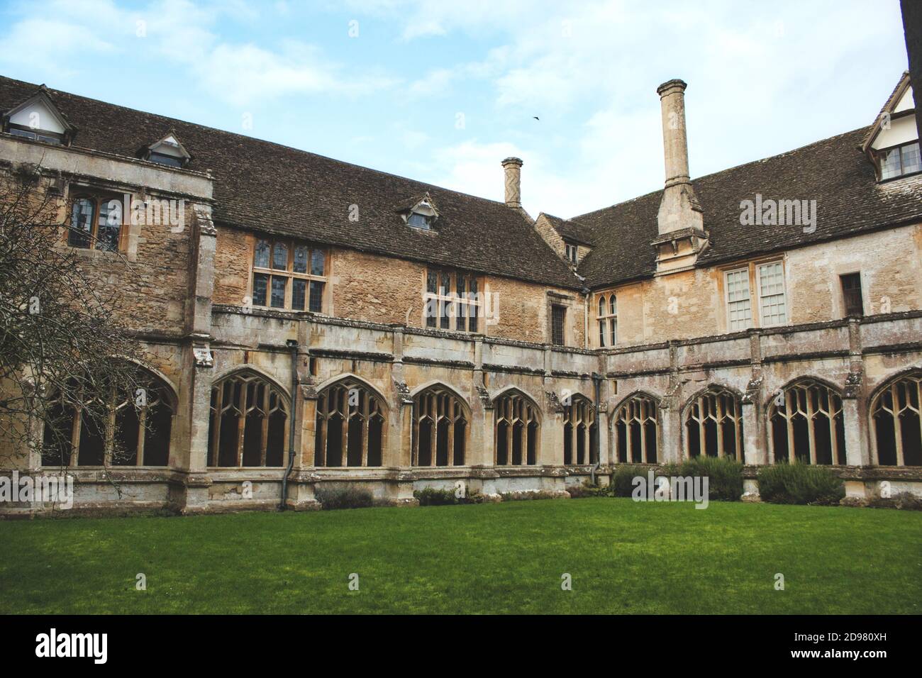 Lacock, Inghilterra - Marzo 01 2020: Colpo dei chiostri e cortile interno all'Abbazia di Lacock Foto Stock