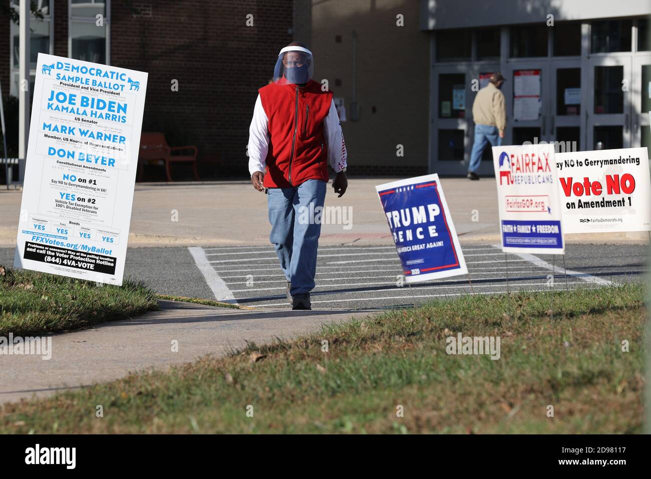 Alexandria, Virginia, Stati Uniti. 3 Nov 2020. I sondaggi si aprono per il voto di persona per le elezioni del 2020 ad Alessandria, in Virginia, il 3 novembre 2020. Credit: Mpi34/Media Punch/Alamy Live News Foto Stock