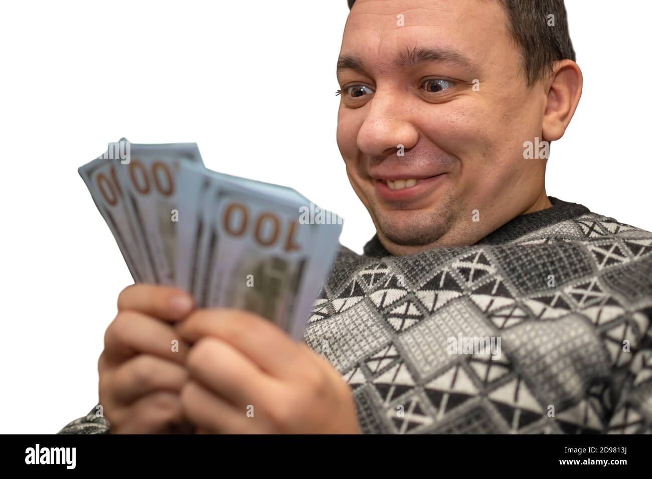 il volto felice, soddisfatto, anormale, pazzo di un uomo che tiene i soldi e lo guarda con un sorriso e piacere Foto Stock