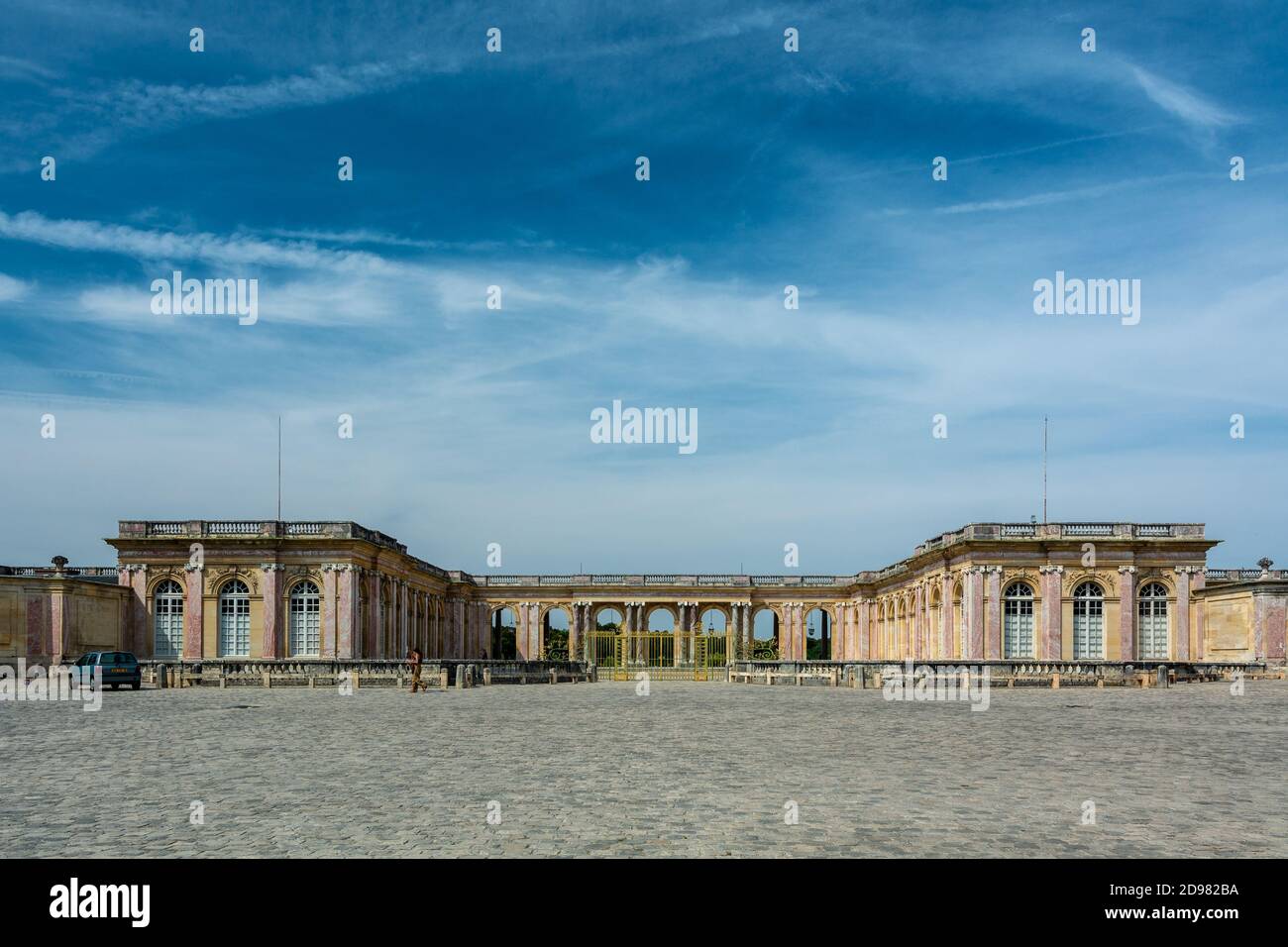 Versailles, Francia - 28 agosto 2019 : splendida vista panoramica del cortile in ciottoli e del colonnato riparato che collega le due ali del Th Foto Stock