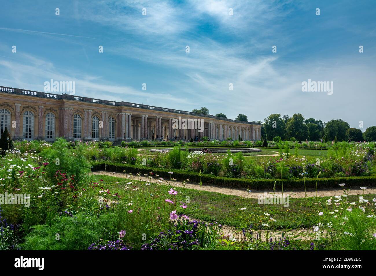 Versailles, Francia - 28 agosto 2019 : splendida vista panoramica del cortile in ciottoli e del colonnato riparato che collega le due ali del Th Foto Stock