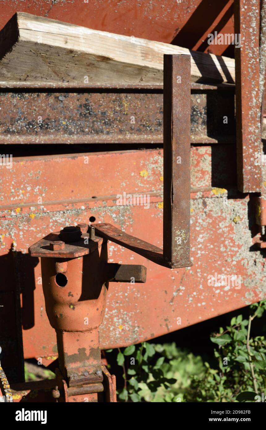 Vecchia manovella a mano, manovella ad azionamento manuale o manovella ad azionamento umano su rimorchio agricolo Foto Stock