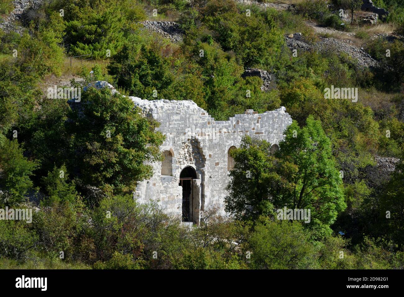 Chiesa in rovina di Sant'André (c 1213-c) nel villaggio abbandonato O rovine di Petra Castellana Castellane Alpes-de-Haute-Provence Provenza Francia Foto Stock