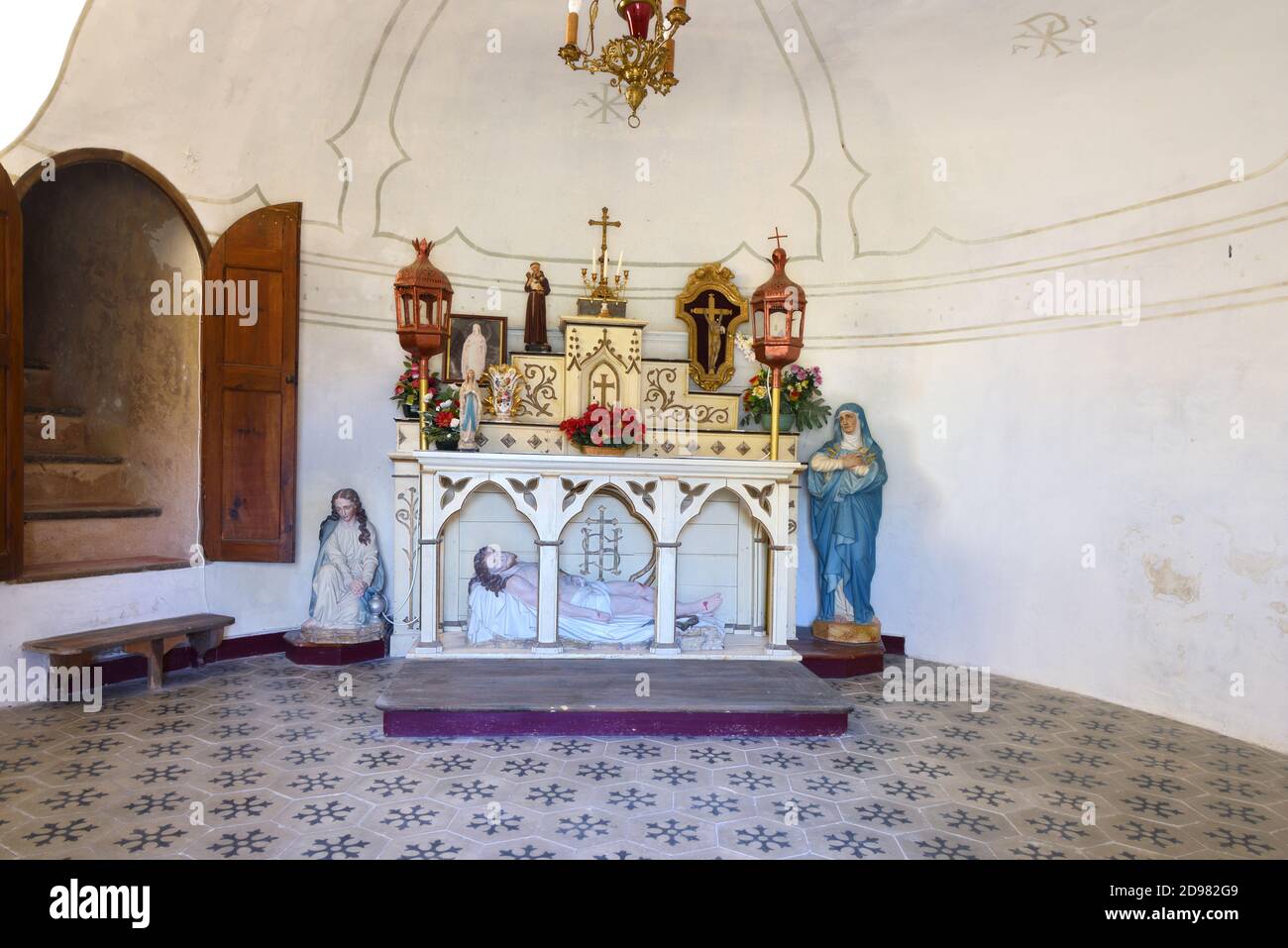 Offerte cristiane, Cripta, altare & interno della Cappella di nostra Signora della roccia o Notre Dame du Roc Castellane Alpes-de-Haute-Provence Provence Francia Foto Stock