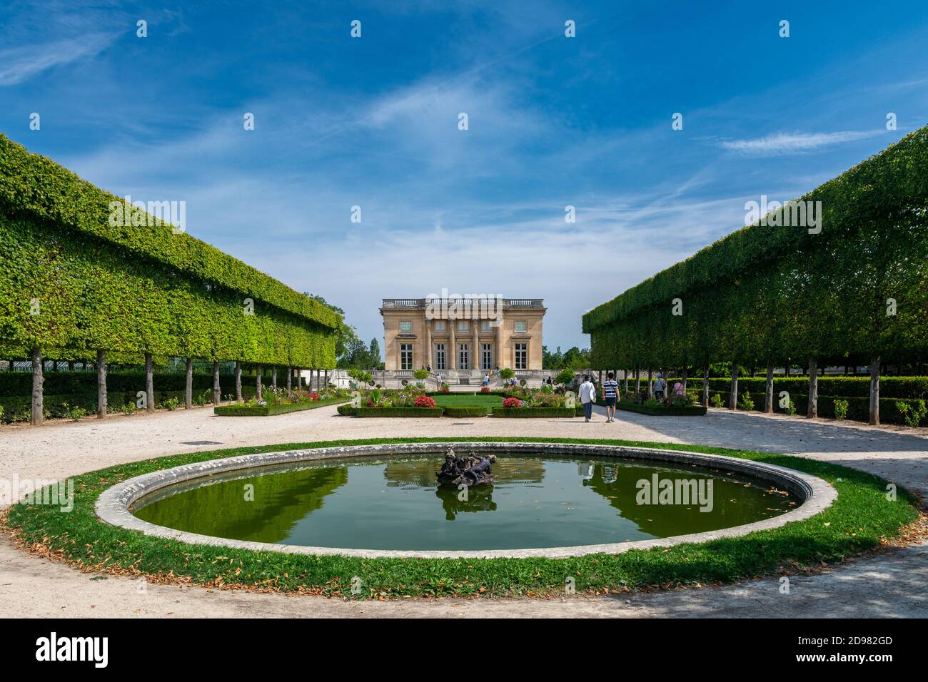 Versailles, Francia - 28 agosto 2019 : turisti vicino al Petit Trianon e al Giardino Francese nel parc de Versailles Palace. Foto Stock