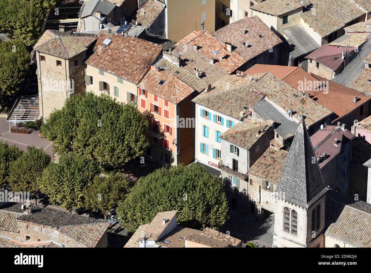 Vista aerea sui tetti della città vecchia o. Distretto storico di Castellane Alpes-de-Haute-Provence Provenza Provenza Francia Foto Stock
