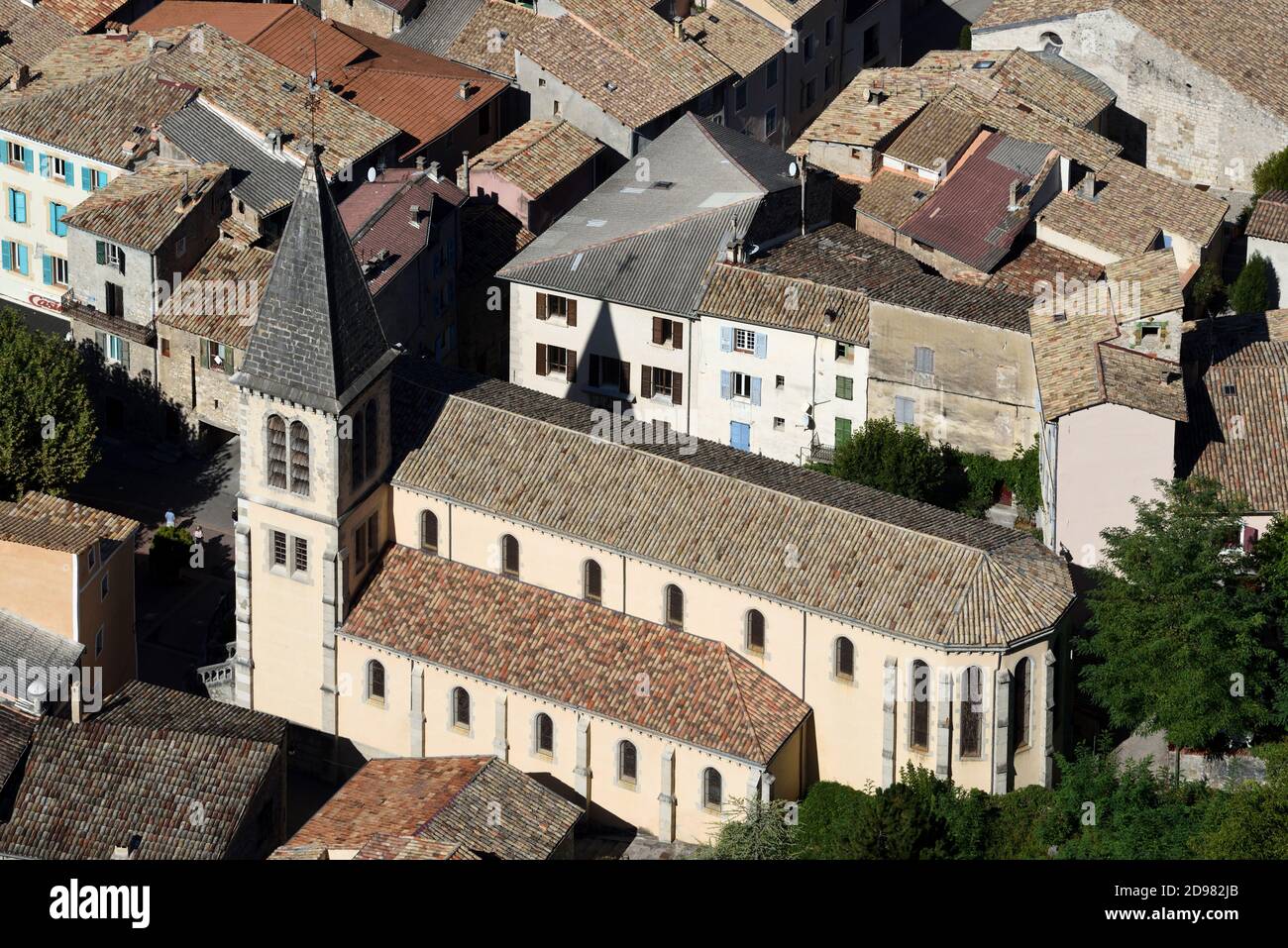 Vista aerea sulla Chiesa del Sacro cuore o Sacré-Coeur (1868-1873) i tetti, la Città Vecchia o il quartiere storico Castellane Provenza Francia Foto Stock