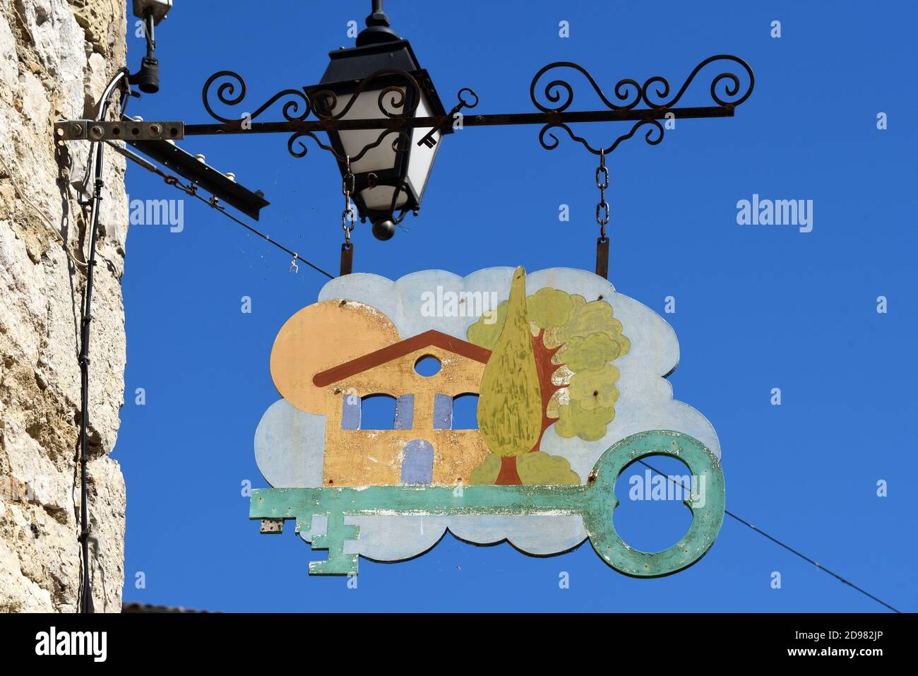 Cartello appendente Pubblicità Agenzia Immobiliare o Agente Immobiliare Firma Francia. Casa rustica e chiave Foto Stock