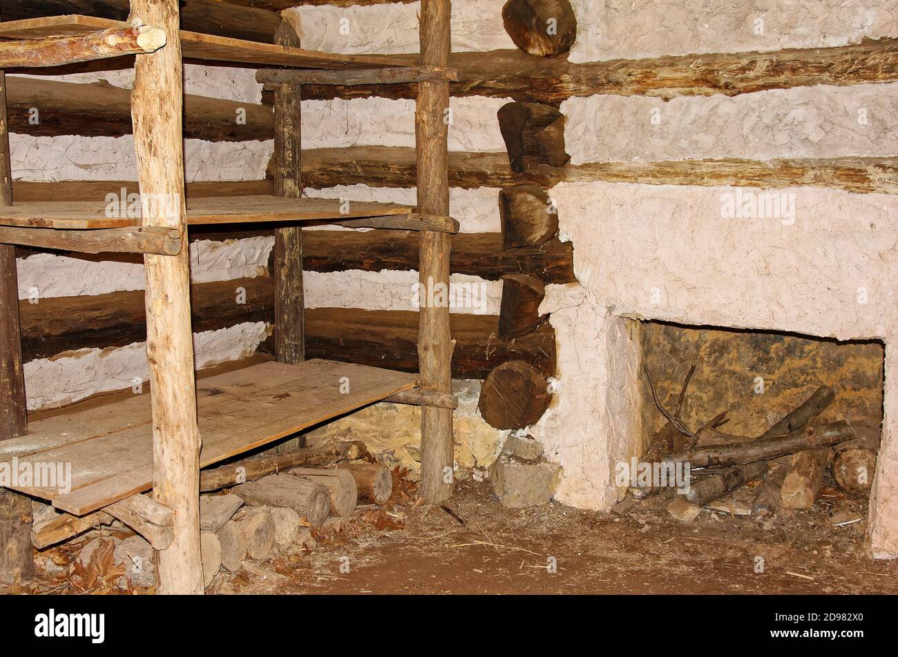 Interno della capanna dei soldati rivoluzionari della guerra, letti in legno duro, 3 piani, camino, pavimento sporco, primitivo, capanna di tronchi, Pennsylvania, Valley Forge Natio Foto Stock