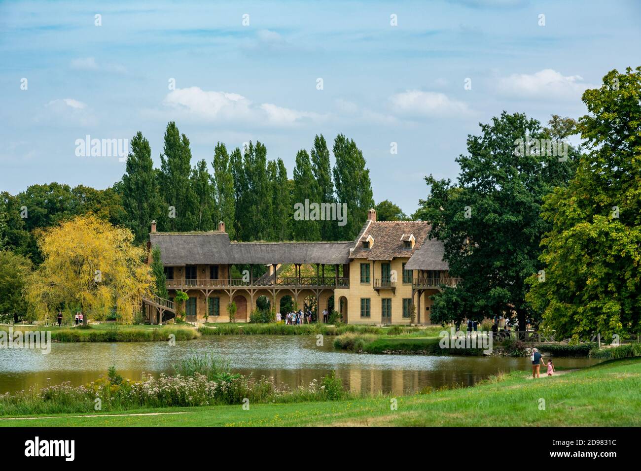 Versailles, Francia - 28 agosto 2019 : Casa della Regina nella frazione di Maria Antonietta a Versailles. Si compone di due edifici distinti collegati da una ga Foto Stock