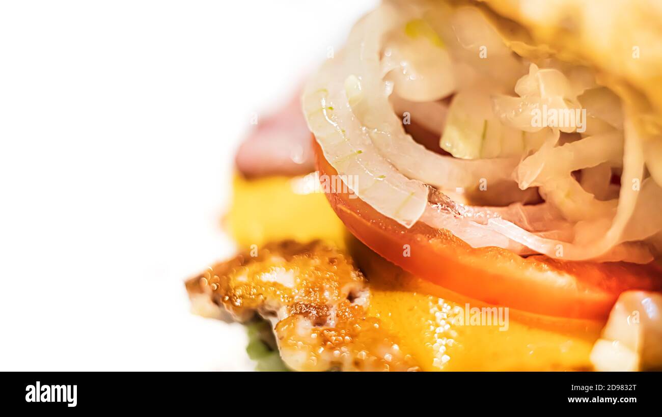 Immagine a fuoco morbido di un hamburger gustoso primo piano. Primo piano di hamburger su sfondo bianco. Immagine di messa a fuoco selettiva Foto Stock