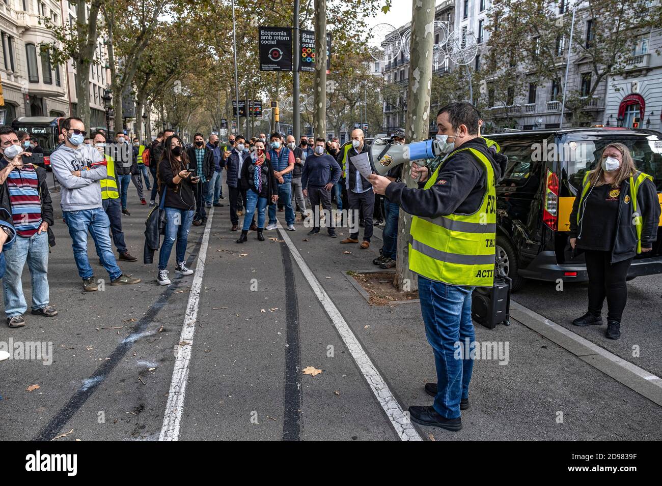 Barcellona, Spagna. 03 Nov 2020. Il portavoce Elite Taxi Tito Álvarez si vede indossare un facemask mentre informa i tassisti circa la negoziazione con la società Avalis Catalunya SGR.il settore taxi torna in strada di nuovo in una dimostrazione per richiedere aiuti finanziari contro Covid-19. Oggi centinaia di tassisti si sono riuniti davanti alla Società di garanzia reciproca Avalis Catalunya SGR per rinegoziare le condizioni finanziarie delle garanzie delle licenze di taxi. Credit: SOPA Images Limited/Alamy Live News Foto Stock