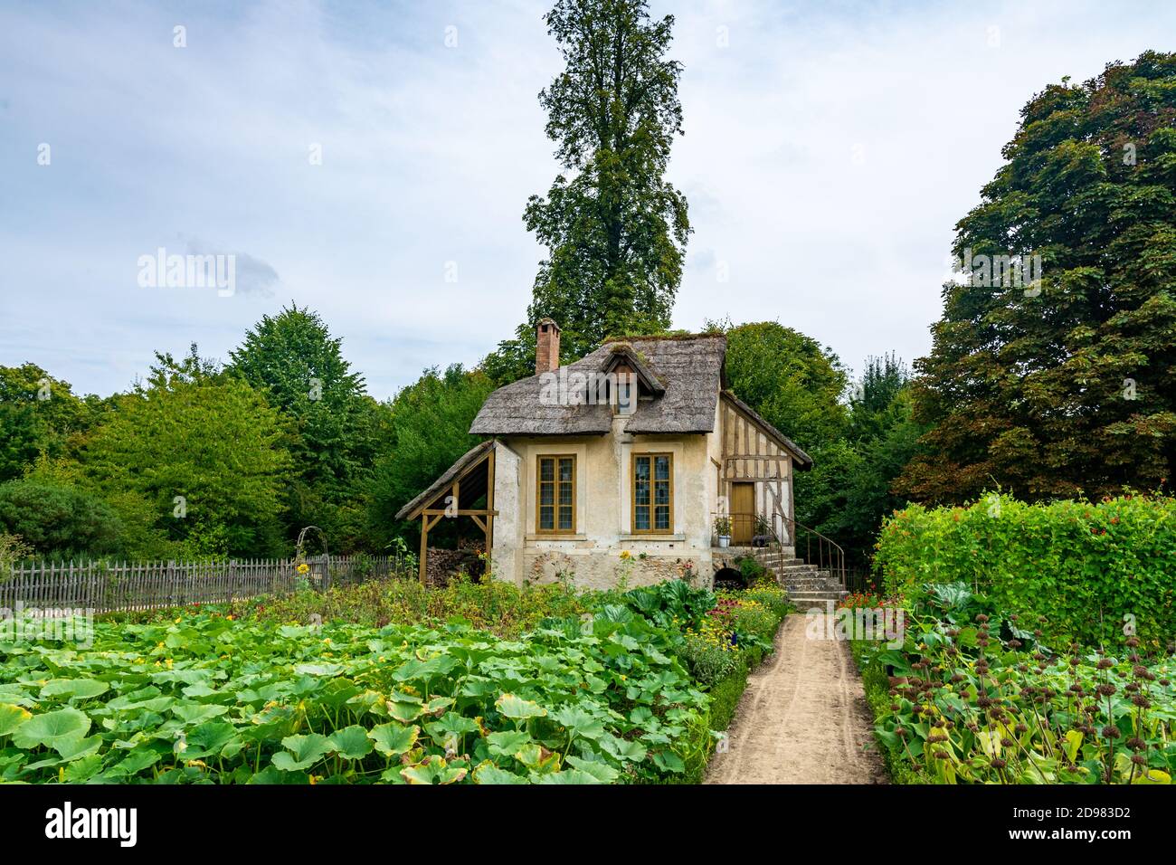 Versailles, Francia - 28 agosto 2019 : piccola casa in stile casale, nel Borgo della Regina Maria Antonietta a Versailles Foto Stock